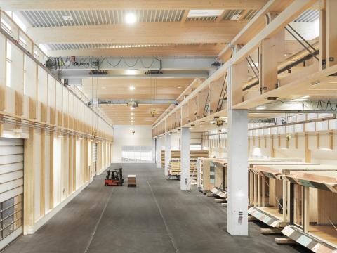 Die Zimmerei Tischlerei Kaufmann ist mit ihrer Montagehalle einer von drei Preisträgern des Architekturwettbewerbs Constructive Alps 2020. Foto: Adolf Bereuter für Kaufmann Zimmerei Tischlerei