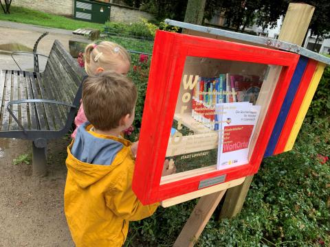 Im nordreinwestfälischen Lippstadt stehen seit dem Sommer vier Bücherkästen für Kinder, soganannte "WortOrte". Die Idee dazu brachte eine Bürgerin von ihrem Urlaub im Bregenzerwald mit. Foto: Stadt Lippstadt