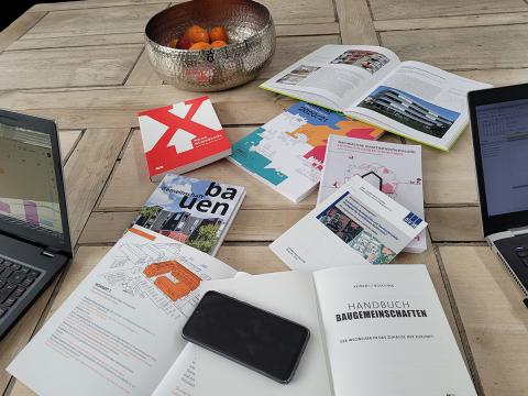 Derzeit sichtet das Projektteam bestehende Publikationen, die bei der Erstellung des Leitfadens zum gemeinschaftlichen Bauen und Wohnen Anregungen geben können.