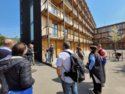 Architekt Volker Schopp vom Büro Weberbrunner und Christian Hagmann gaben der Gruppe aus Vorarlberg Informationen aus erster Hand zum Gebäude und dem Entstehungsprozess.