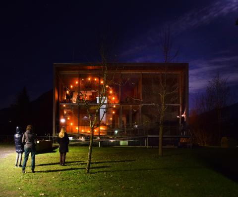 Zahlreiche Gemeinden des Bregenzerwaldes setzen mit Warnlichtern ein wichtiges Zeichen gegen Gewalt. Die Installation von Wolfgang Schwarzmann ist im Frauenmuseum Hittisau zu sehen. Foto: Frauenmuseum Hittisau