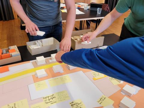 Sollte auf das Grundstück ein öffentlicher Spielplatz? Wie schaut es aus, wenn dreistöckige Gebäude entstehen? Auf dem Plan hat die Gruppe verschiedene Möglichkeiten ausprobiert.