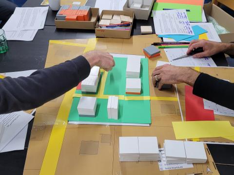 Wie hoch wird gebaut, wo kommen Gemeinschaftsflächen hin und wo ist Platz für gewerbliche Nutzung? Mit dem Planspiel sind die verschiedenen Möglichkeiten schnell dargestellt.