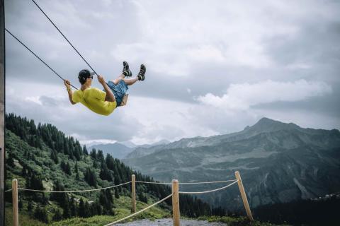 Die Grenzen der Schwerkraft überwinden beim Schaukeln: Gleich drei Programmpunkte gibt es hierzu beim ersten Festival der Perspektiven. Foto: Lukas Holland, Damüls Faschina Tourismus