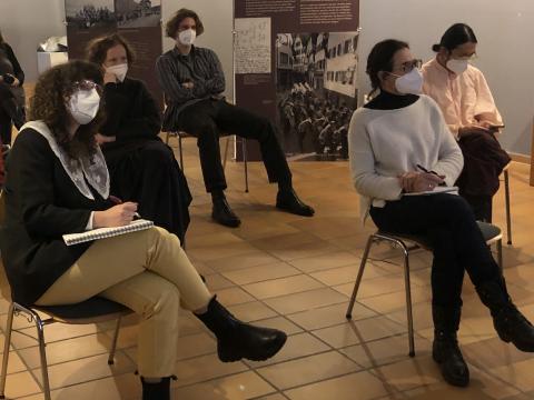 Studierende und Lehrende der Universität der angewandten Kunst entwickeln in einem Kurs neue Produkte aus der Wolle des Montafoner Steinschafs.