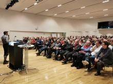 Heinz Feldmann von der WoGen erklärte die Idee gemeinschaftlichen Wohnens dem Publikum im voll besetzten Leiblachtalsaal.