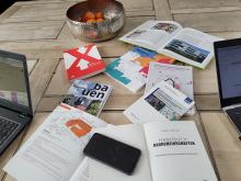 Derzeit sichtet das Projektteam bestehende Publikationen, die bei der Erstellung des Leitfadens zum gemeinschaftlichen Bauen und Wohnen Anregungen geben können.