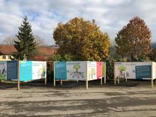 Ohne die bisherigen Holzstapel präsentiert sich die Ausstellung "Neue Nachbarschaft" jetzt in kompakter Form.