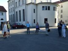 Interessierte informieren sich in Kleingruppen zum aktuellen Stand beim Kloster3000.